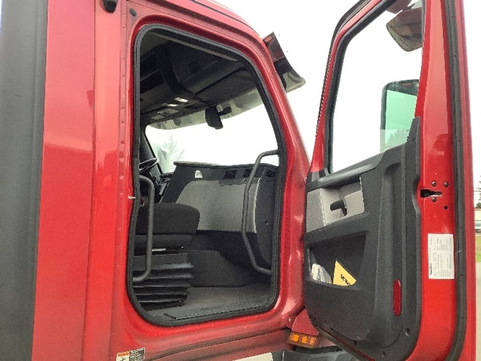 Day Cab Tractor-Heavy Duty Tractors-Freightliner-2020-T12664ST-Lacey-WA-415,049\n\t\tmiles-$ 50,250 - Image 12