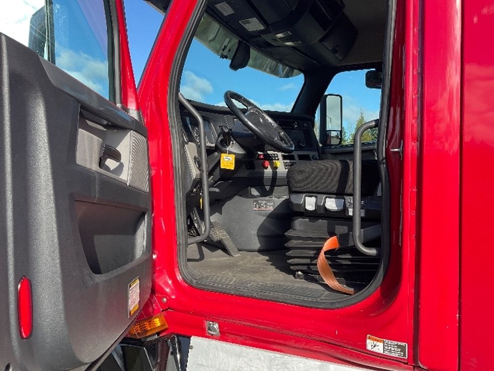 Day Cab Tractor-Heavy Duty Tractors-Freightliner-2020-T12664ST-Lacey-WA-451,610\n\t\tmiles-$ 48,000 - Image 9