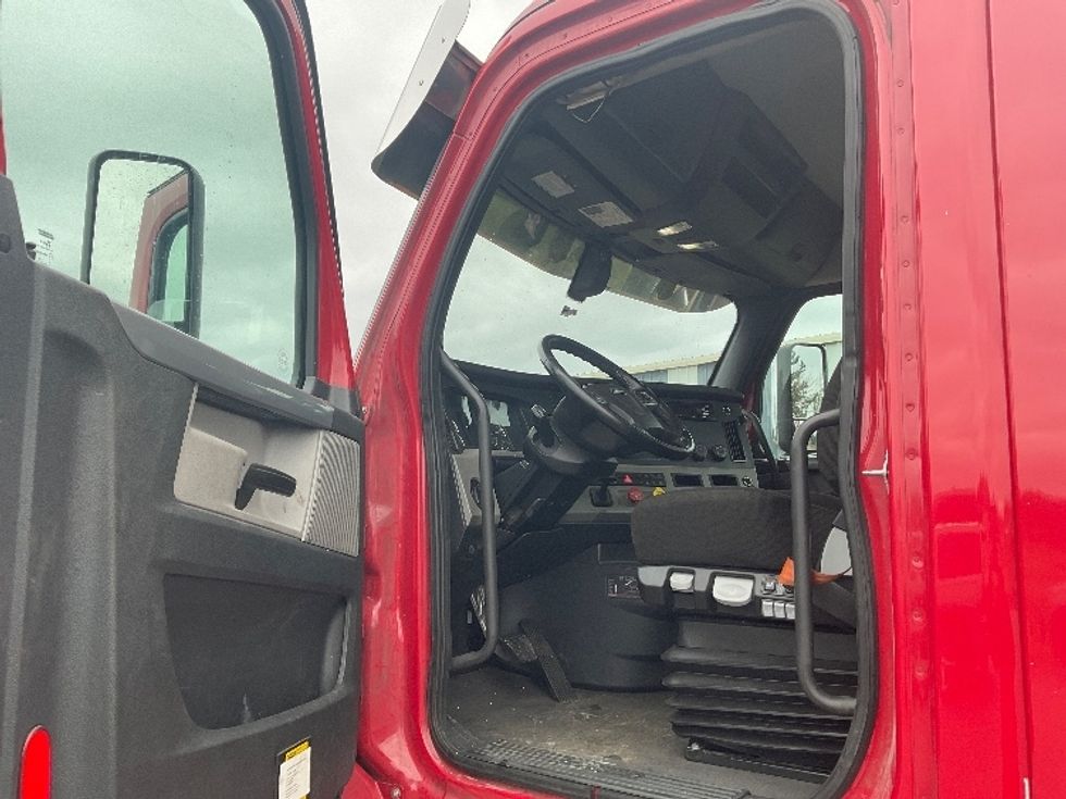 Day Cab Tractor-Heavy Duty Tractors-Freightliner-2020-T12664ST-Lacey-WA-457,246\n\t\tmiles-$ 47,750 - Image 9