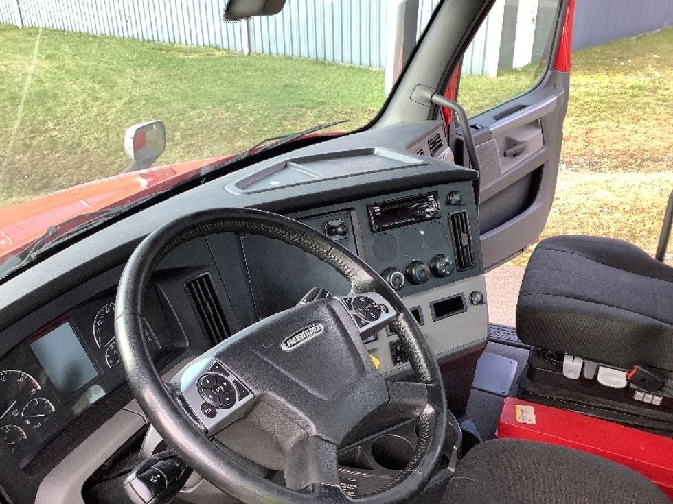 Day Cab Tractor-Heavy Duty Tractors-Freightliner-2020-T12664ST-Lacey-WA-471,650\n\t\tmiles-$ 47,000 - Image 10