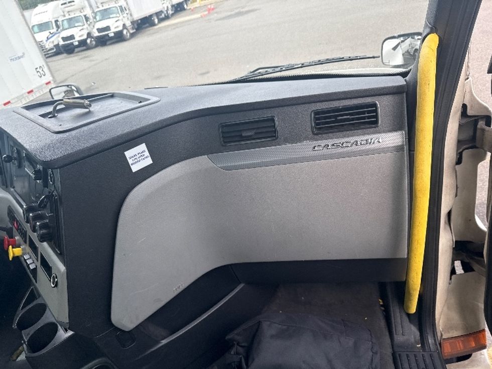 Day Cab Tractor-Heavy Duty Tractors-Freightliner-2020-T12664ST-Lacey-WA-616,632\n\t\tmiles-$ 35,000 - Image 11