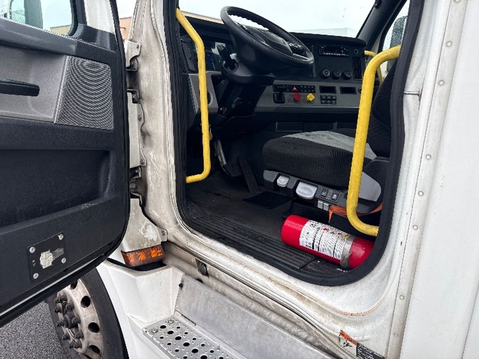 Day Cab Tractor-Heavy Duty Tractors-Freightliner-2020-T12664ST-Lacey-WA-616,632\n\t\tmiles-$ 35,000 - Image 7