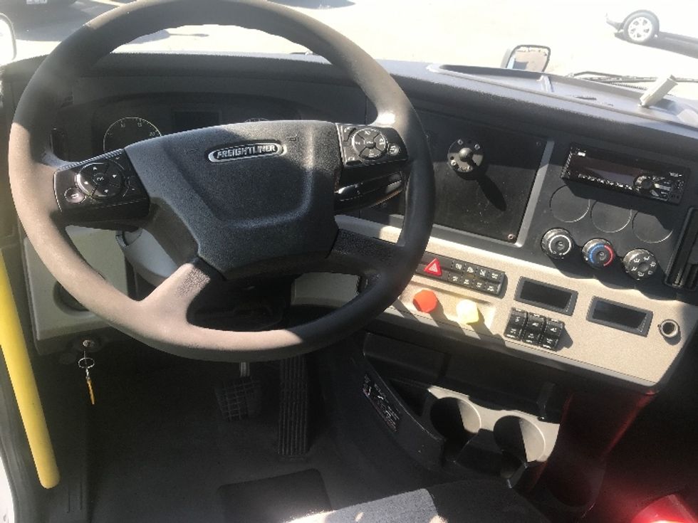 Day Cab Tractor-Heavy Duty Tractors-Freightliner-2020-T12664ST-Lacey-WA-655,135\n\t\tmiles-$ 34,500 - Image 11