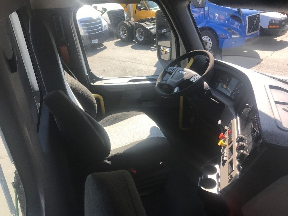 Day Cab Tractor-Heavy Duty Tractors-Freightliner-2020-T12664ST-Lacey-WA-655,135\n\t\tmiles-$ 34,500 - Image 14