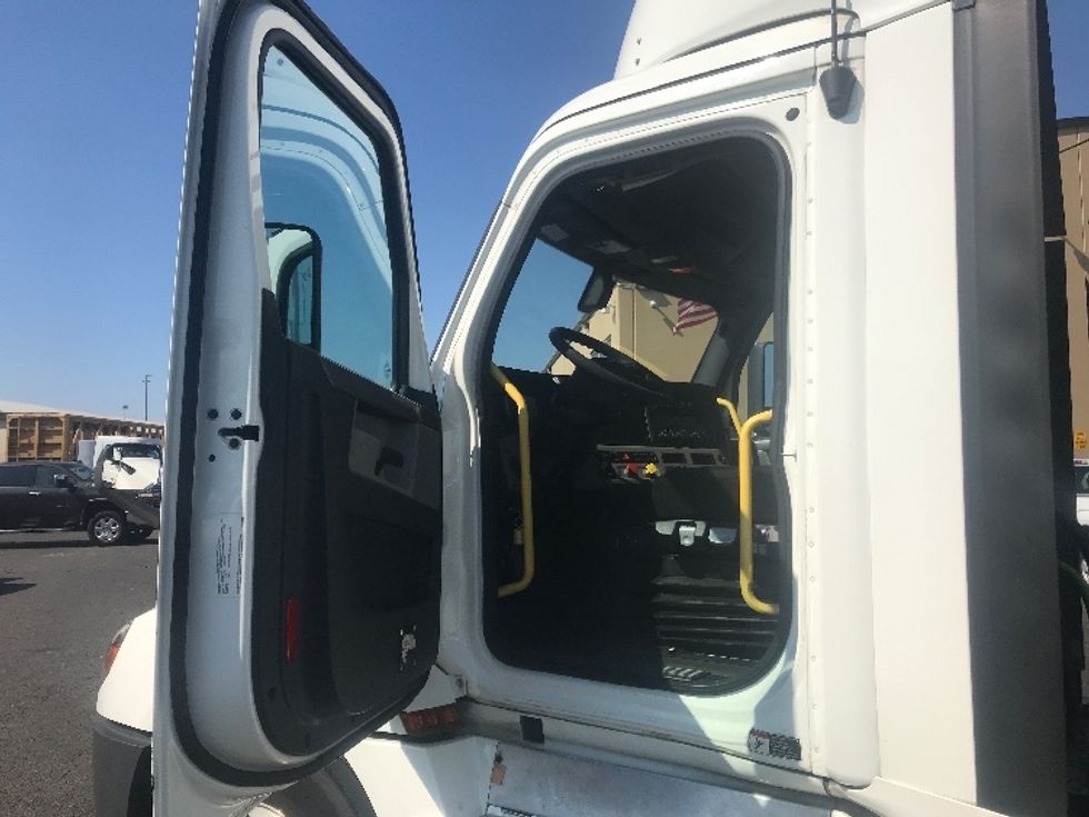 Day Cab Tractor-Heavy Duty Tractors-Freightliner-2020-T12664ST-Lacey-WA-655,135\n\t\tmiles-$ 34,500 - Image 9