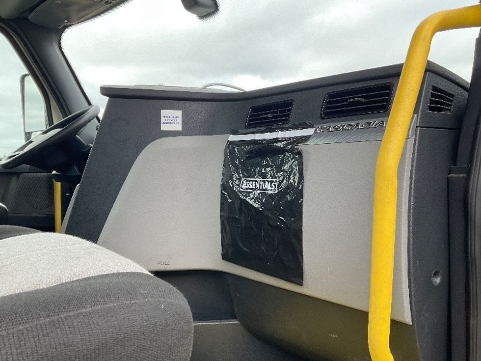 Day Cab Tractor-Heavy Duty Tractors-Freightliner-2020-T12664ST-Lacey-WA-688,180\n\t\tmiles-$ 31,500 - Image 13