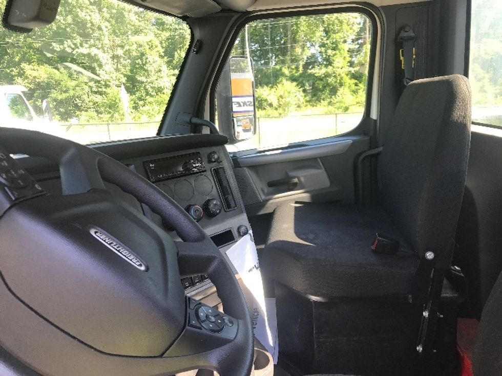 Day Cab Tractor-Heavy Duty Tractors-Freightliner-2020-T12664ST-Ladson-SC-164,699\n\t\tmiles-$ 65,250 - Image 10