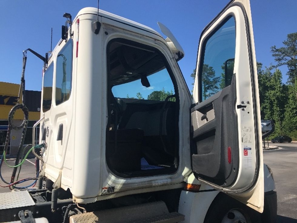 Day Cab Tractor-Heavy Duty Tractors-Freightliner-2020-T12664ST-Ladson-SC-164,699\n\t\tmiles-$ 65,250 - Image 12