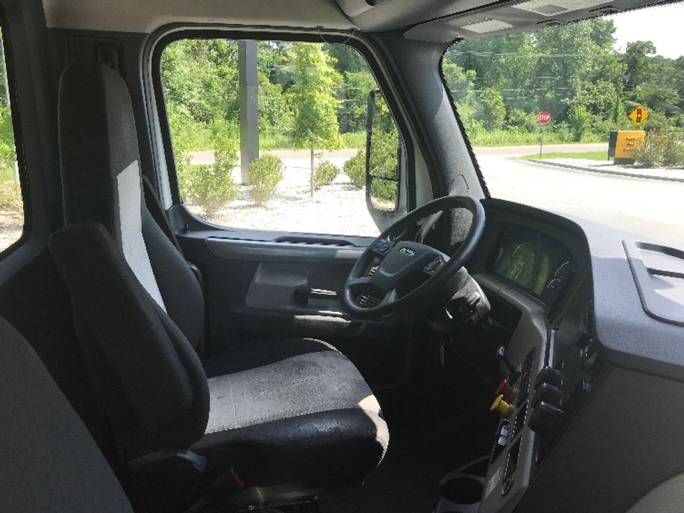 Day Cab Tractor-Heavy Duty Tractors-Freightliner-2020-T12664ST-Ladson-SC-165,779\n\t\tmiles-$ 65,000 - Image 14