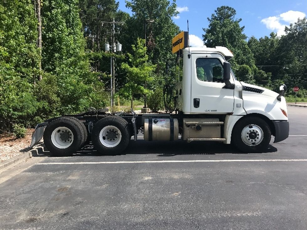 Day Cab Tractor-Heavy Duty Tractors-Freightliner-2020-T12664ST-Ladson-SC-165,779\n\t\tmiles-$ 65,000 - Image 8