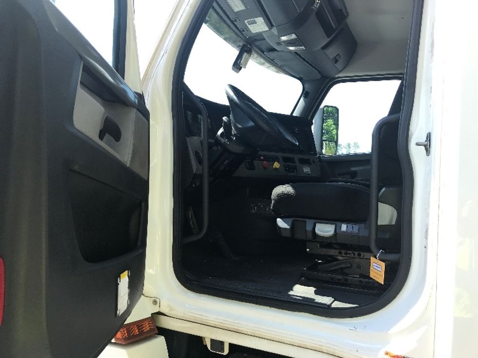 Day Cab Tractor-Heavy Duty Tractors-Freightliner-2020-T12664ST-Ladson-SC-165,779\n\t\tmiles-$ 65,000 - Image 9