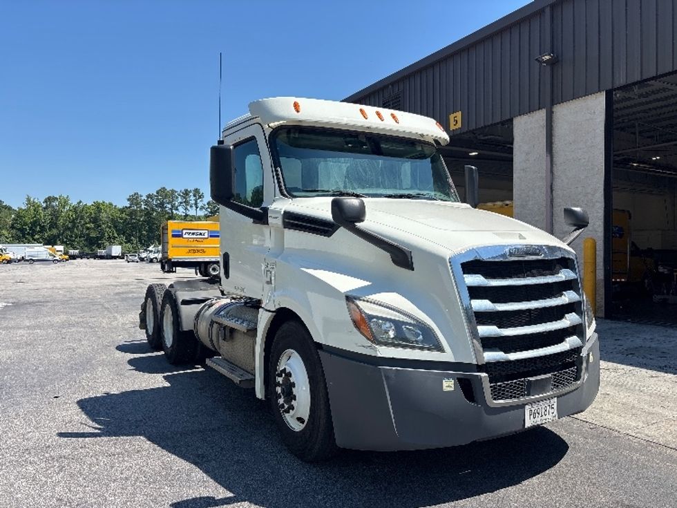 Day Cab Tractor-Heavy Duty Tractors-Freightliner-2020-T12664ST-Ladson-SC-181,436\n\t\tmiles-$ 64,250 - Image 1