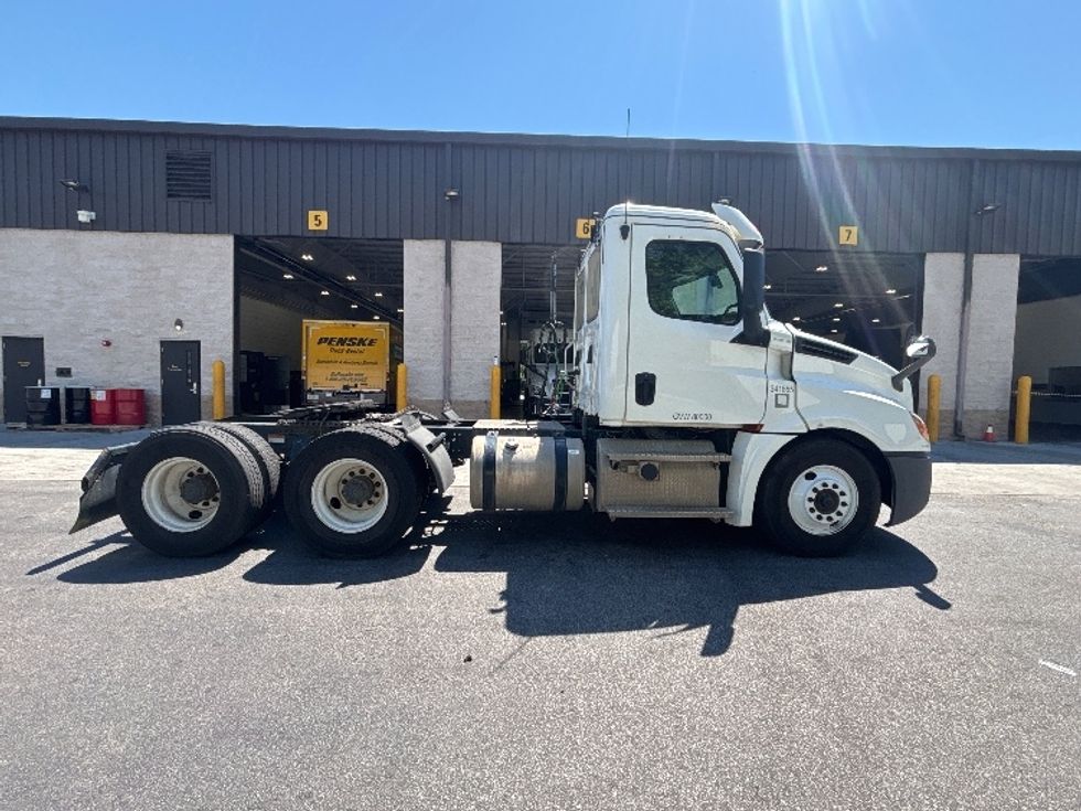 Day Cab Tractor-Heavy Duty Tractors-Freightliner-2020-T12664ST-Ladson-SC-181,436\n\t\tmiles-$ 64,250 - Image 6