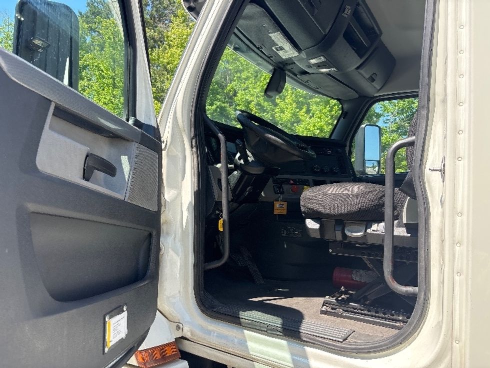 Day Cab Tractor-Heavy Duty Tractors-Freightliner-2020-T12664ST-Ladson-SC-181,436\n\t\tmiles-$ 64,250 - Image 7