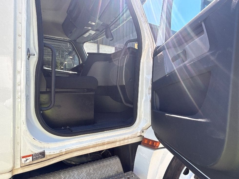 Day Cab Tractor-Heavy Duty Tractors-Freightliner-2020-T12664ST-Ladson-SC-181,436\n\t\tmiles-$ 64,250 - Image 9