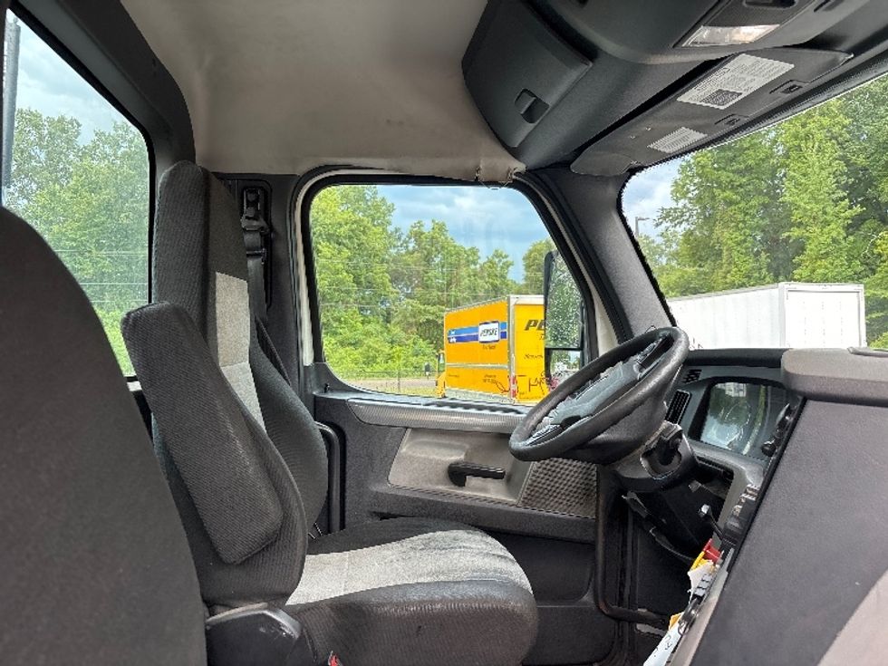 Day Cab Tractor-Heavy Duty Tractors-Freightliner-2020-T12664ST-Ladson-SC-204,233\n\t\tmiles-$ 63,000 - Image 13