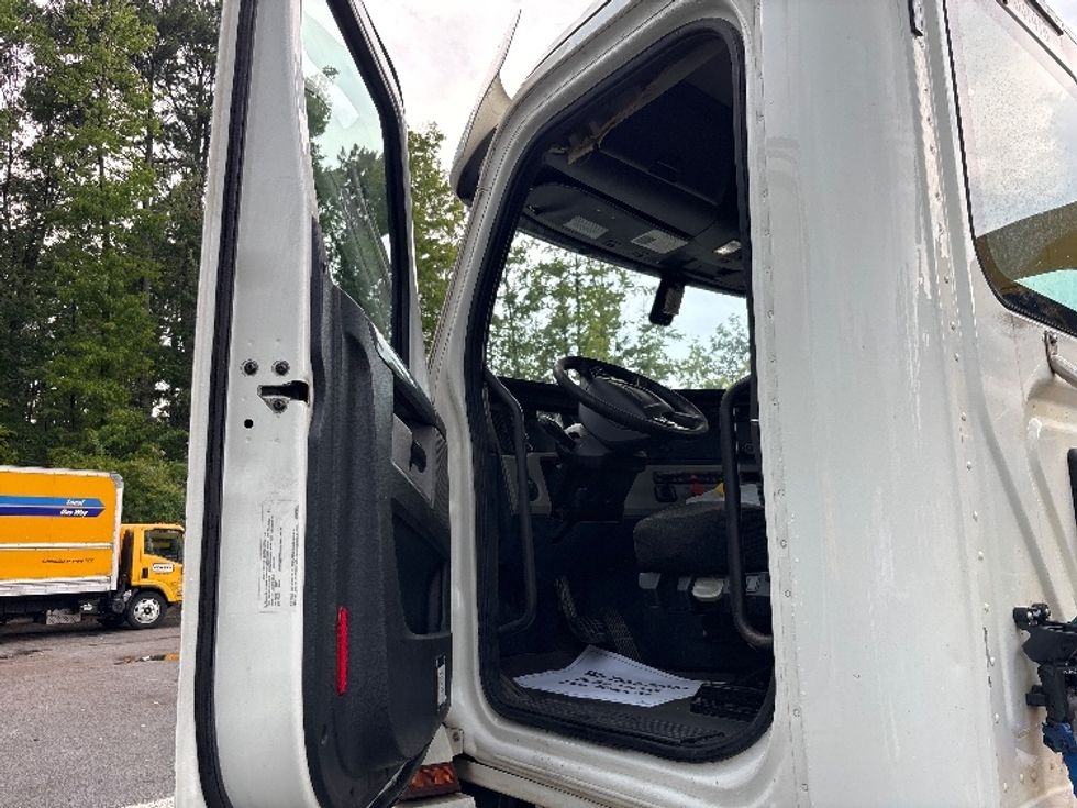 Day Cab Tractor-Heavy Duty Tractors-Freightliner-2020-T12664ST-Ladson-SC-204,233\n\t\tmiles-$ 63,000 - Image 8