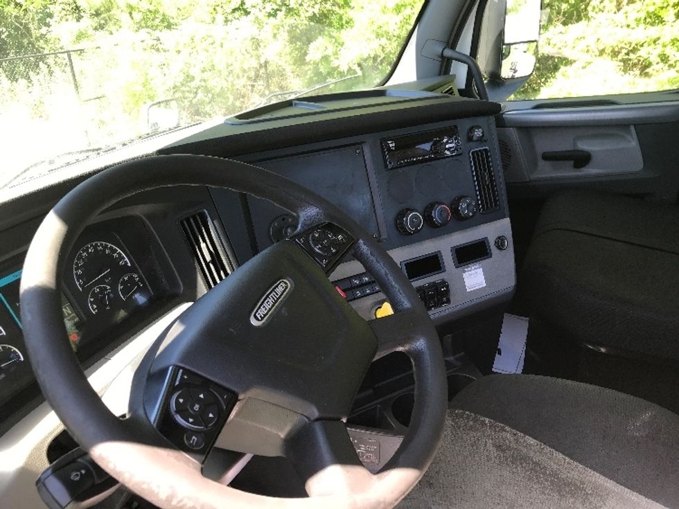 Day Cab Tractor-Heavy Duty Tractors-Freightliner-2020-T12664ST-Ladson-SC-205,945\n\t\tmiles-$ 59,750 - Image 9