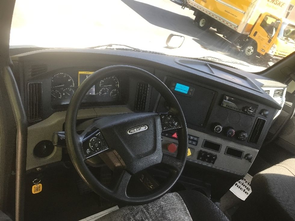 Day Cab Tractor-Heavy Duty Tractors-Freightliner-2020-T12664ST-Ladson-SC-209,666\n\t\tmiles-$ 63,250 - Image 11