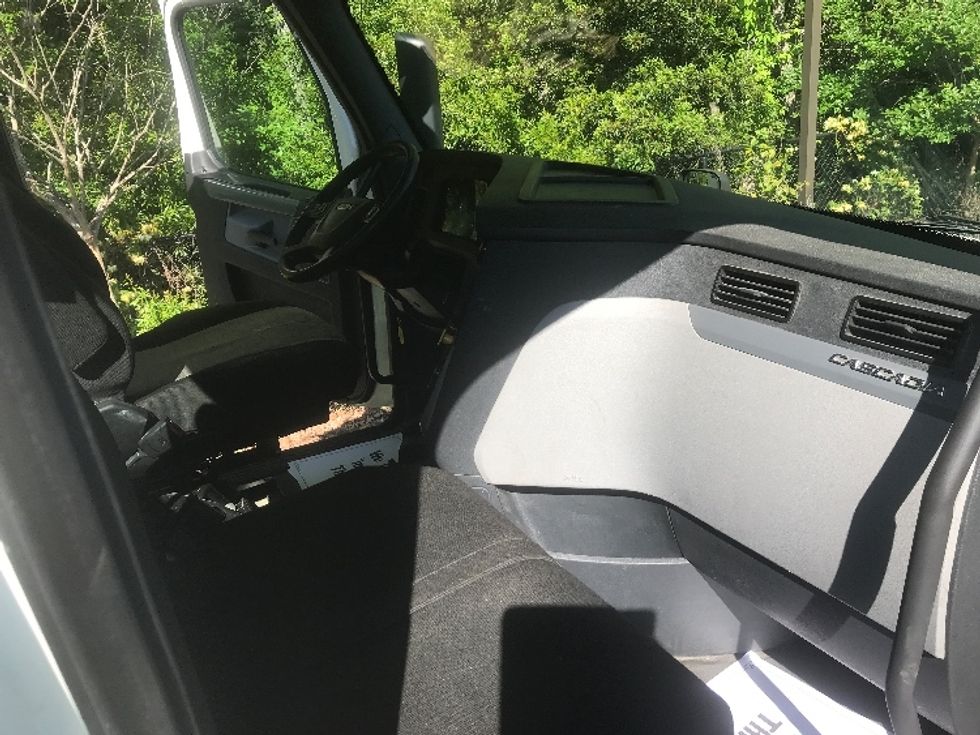 Day Cab Tractor-Heavy Duty Tractors-Freightliner-2020-T12664ST-Ladson-SC-209,666\n\t\tmiles-$ 63,250 - Image 13