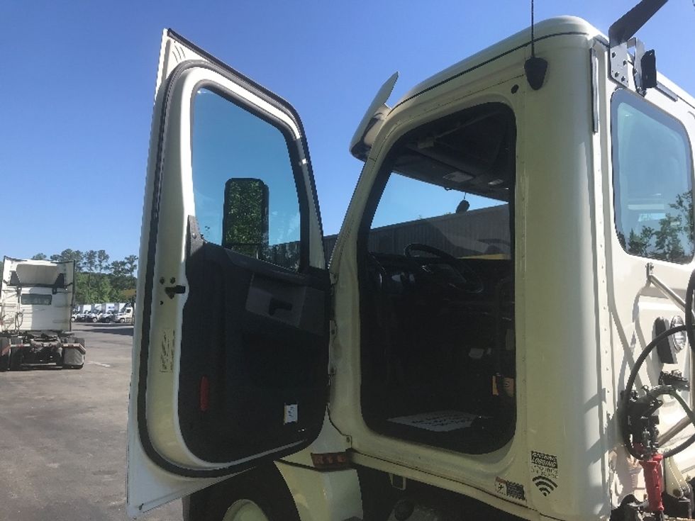 Day Cab Tractor-Heavy Duty Tractors-Freightliner-2020-T12664ST-Ladson-SC-209,666\n\t\tmiles-$ 63,250 - Image 9