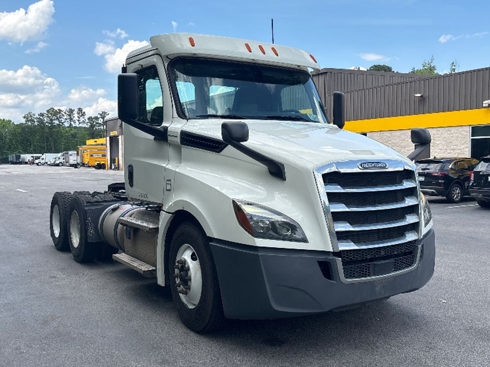 Day Cab Tractor-Heavy Duty Tractors-Freightliner-2020-T12664ST-Ladson-SC-213,752\n\t\tmiles-$ 62,250 - Image 1