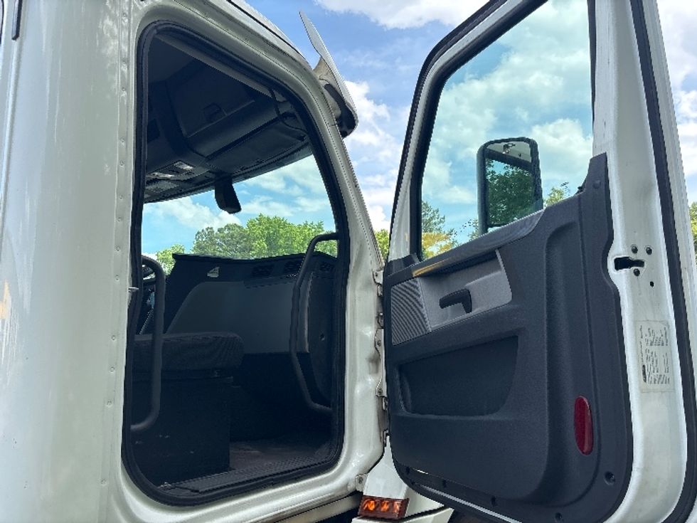 Day Cab Tractor-Heavy Duty Tractors-Freightliner-2020-T12664ST-Ladson-SC-213,752\n\t\tmiles-$ 62,250 - Image 12
