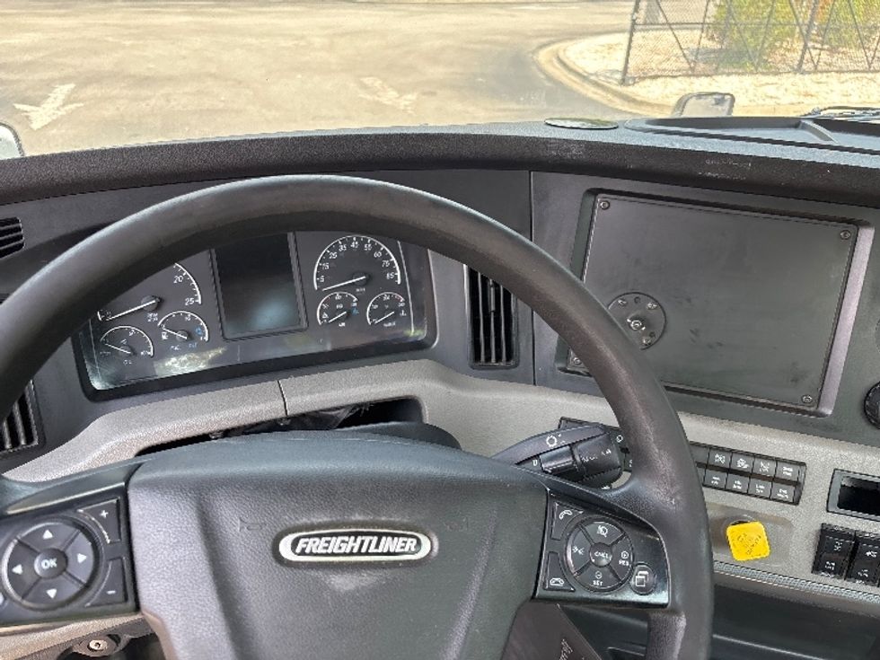 Day Cab Tractor-Heavy Duty Tractors-Freightliner-2020-T12664ST-Ladson-SC-217,090\n\t\tmiles-$ 62,250 - Image 11