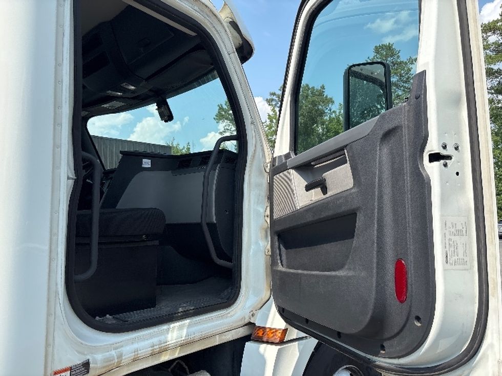 Day Cab Tractor-Heavy Duty Tractors-Freightliner-2020-T12664ST-Ladson-SC-217,090\n\t\tmiles-$ 62,250 - Image 12
