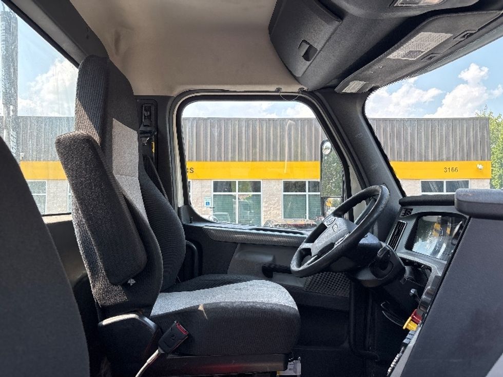 Day Cab Tractor-Heavy Duty Tractors-Freightliner-2020-T12664ST-Ladson-SC-217,090\n\t\tmiles-$ 62,250 - Image 14