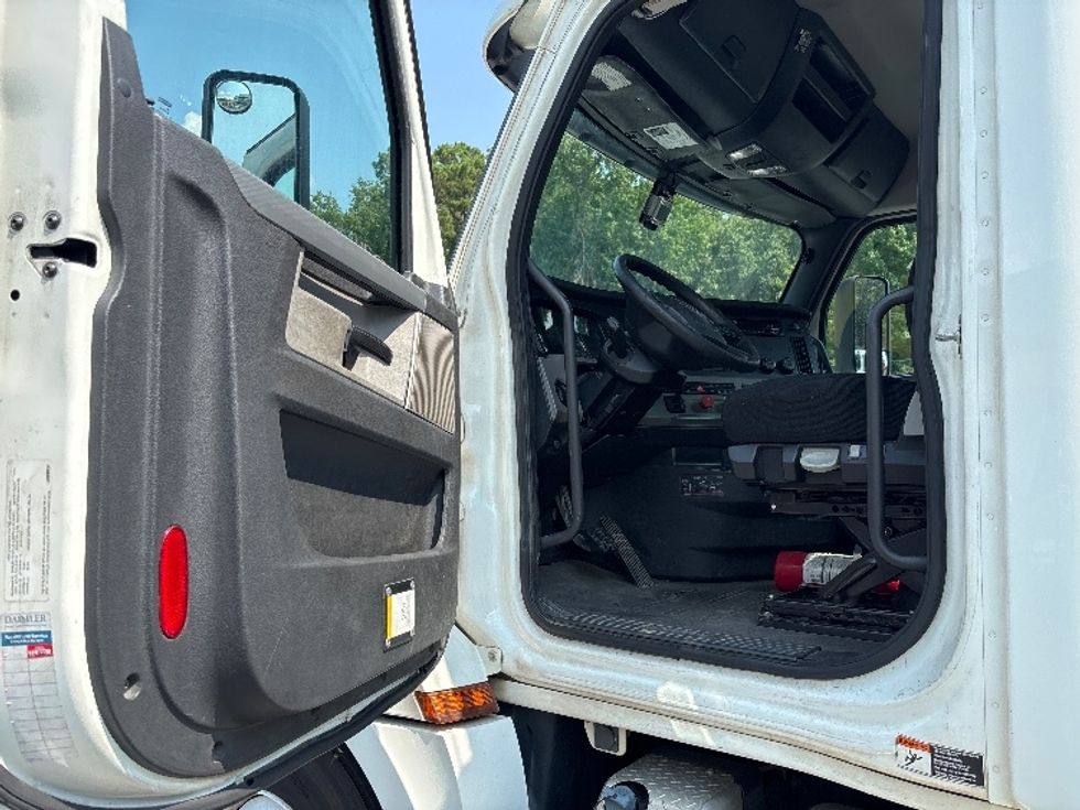 Day Cab Tractor-Heavy Duty Tractors-Freightliner-2020-T12664ST-Ladson-SC-217,090\n\t\tmiles-$ 62,250 - Image 9