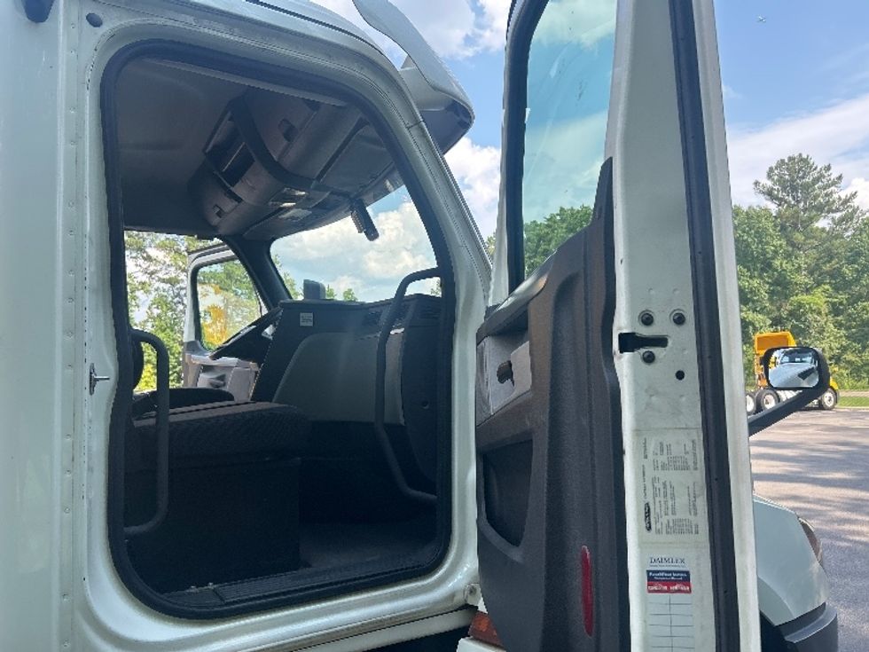 Day Cab Tractor-Heavy Duty Tractors-Freightliner-2020-T12664ST-Ladson-SC-270,733\n\t\tmiles-$ 53,000 - Image 12