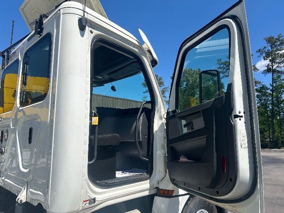 Day Cab Tractor-Heavy Duty Tractors-Freightliner-2020-T12664ST-Ladson-SC-290,551\n\t\tmiles-$ 53,250 - Image 12