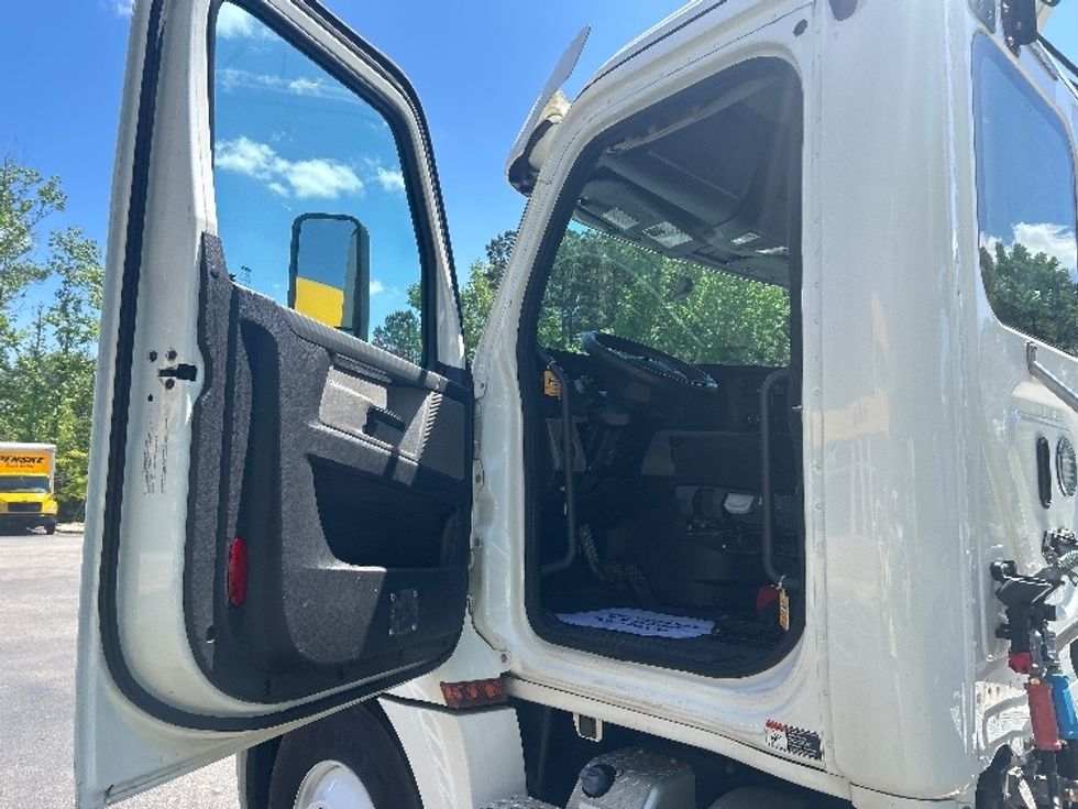 Day Cab Tractor-Heavy Duty Tractors-Freightliner-2020-T12664ST-Ladson-SC-290,551\n\t\tmiles-$ 53,250 - Image 9