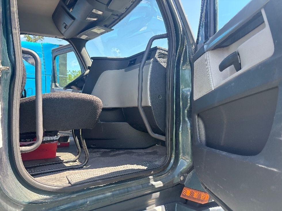 Day Cab Tractor-Heavy Duty Tractors-Freightliner-2020-T12664ST-Ladson-SC-480,159\n\t\tmiles-$ 13,000 - Image 12