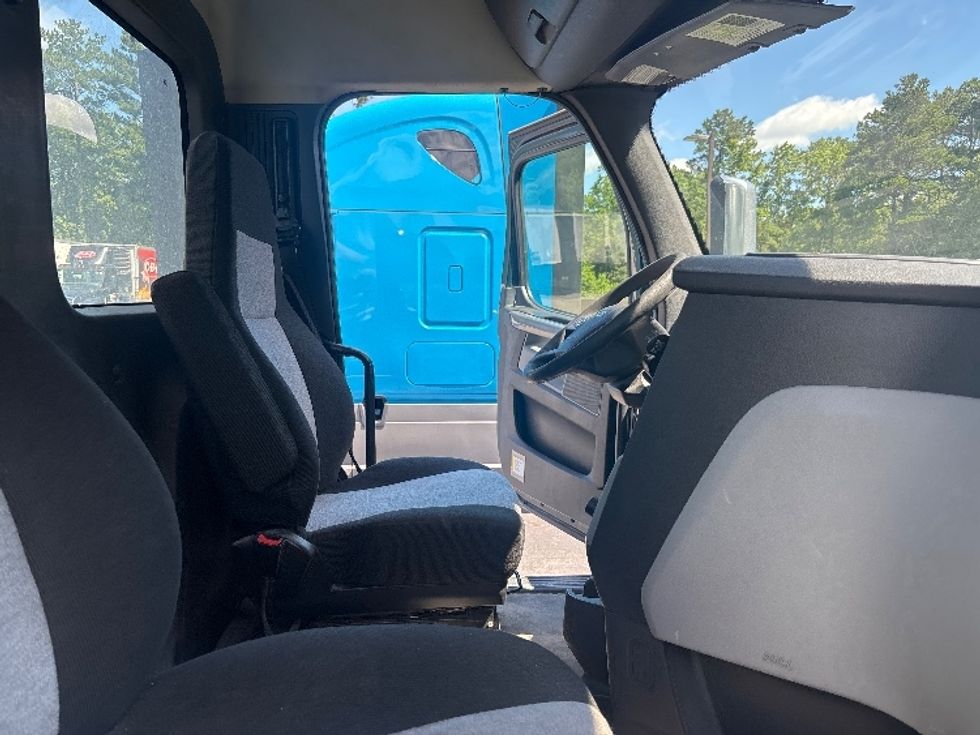 Day Cab Tractor-Heavy Duty Tractors-Freightliner-2020-T12664ST-Ladson-SC-480,159\n\t\tmiles-$ 13,000 - Image 14