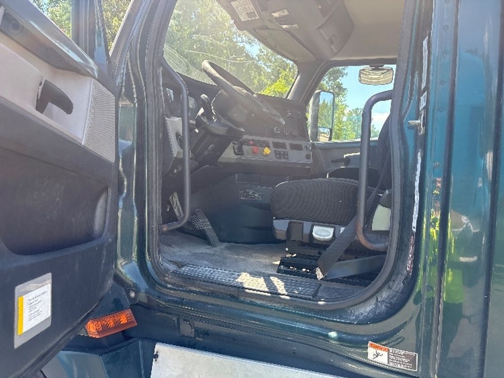 Day Cab Tractor-Heavy Duty Tractors-Freightliner-2020-T12664ST-Ladson-SC-480,159\n\t\tmiles-$ 13,000 - Image 9