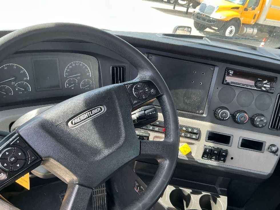 Day Cab Tractor-Heavy Duty Tractors-Freightliner-2020-T12664ST-Lafayette-LA-245,940\n\t\tmiles-$ 56,750 - Image 11