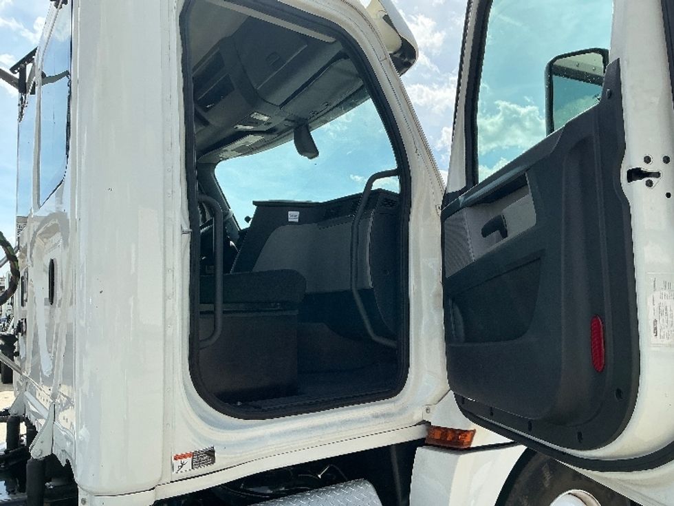 Day Cab Tractor-Heavy Duty Tractors-Freightliner-2020-T12664ST-Lafayette-LA-245,940\n\t\tmiles-$ 56,750 - Image 12