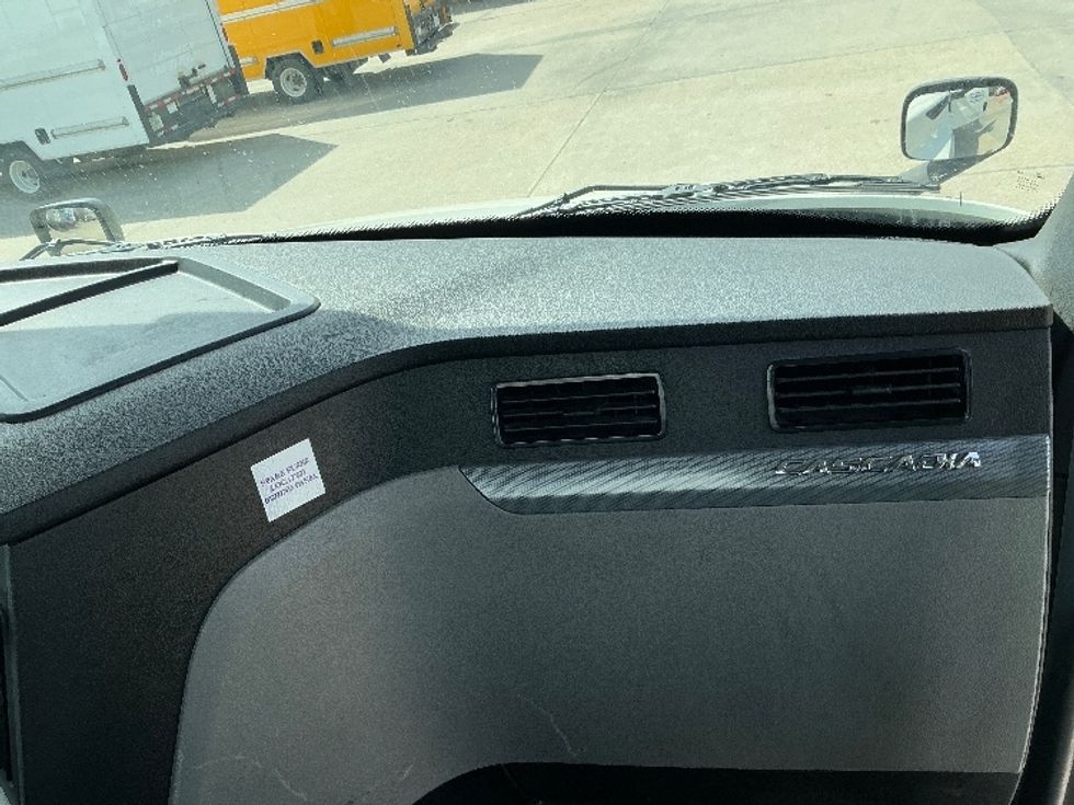 Day Cab Tractor-Heavy Duty Tractors-Freightliner-2020-T12664ST-Lafayette-LA-245,940\n\t\tmiles-$ 56,750 - Image 13