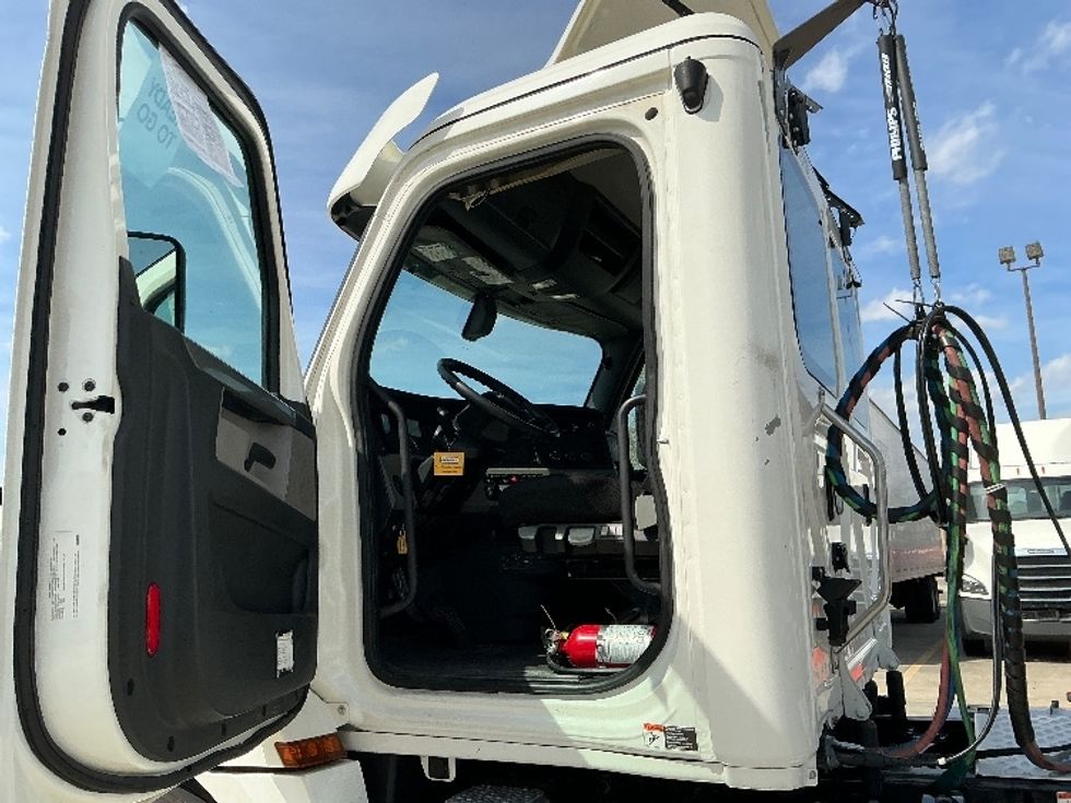 Day Cab Tractor-Heavy Duty Tractors-Freightliner-2020-T12664ST-Lafayette-LA-245,940\n\t\tmiles-$ 56,750 - Image 9