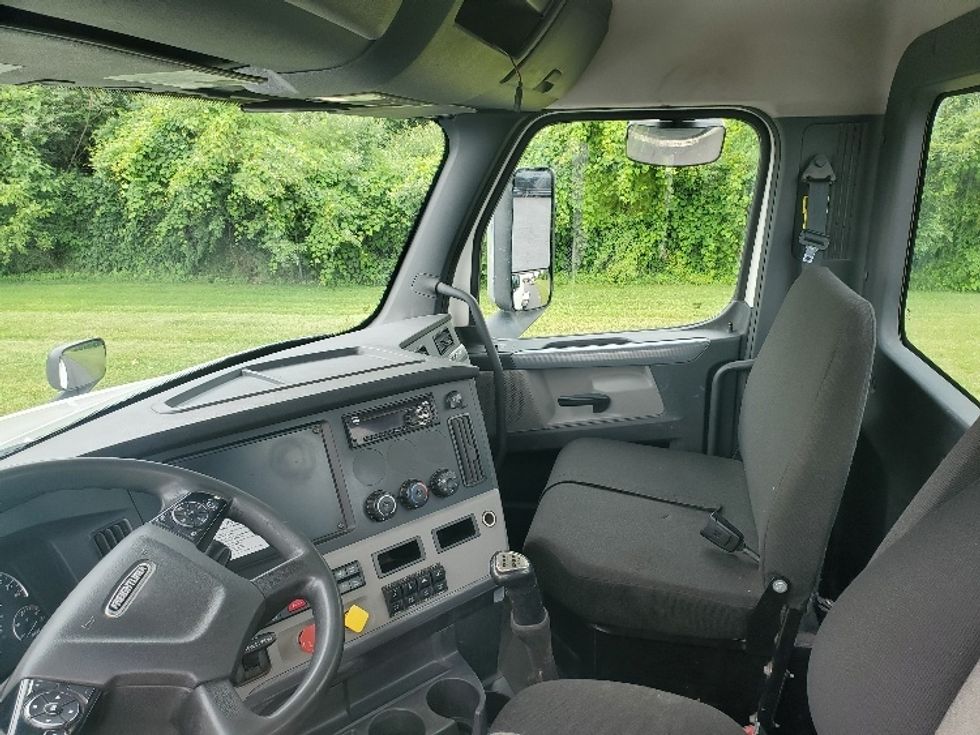 Day Cab Tractor-Heavy Duty Tractors-Freightliner-2020-T12664ST-Lancaster-PA-476,468\n\t\tmiles-$ 41,000 - Image 10