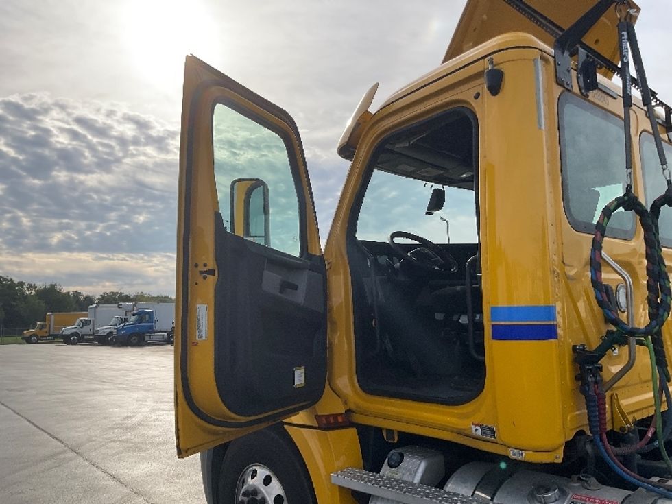 Day Cab Tractor-Heavy Duty Tractors-Freightliner-2020-T12664ST-Lancaster-PA-536,586\n\t\tmiles-$ 34,500 - Image 9