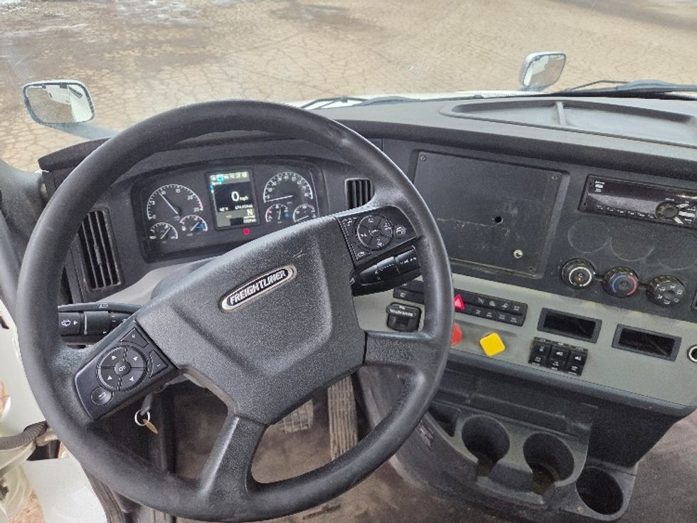 Day Cab Tractor-Heavy Duty Tractors-Freightliner-2020-T12664ST-Lansing-MI-172,419\n\t\tmiles-$ 59,000 - Image 11