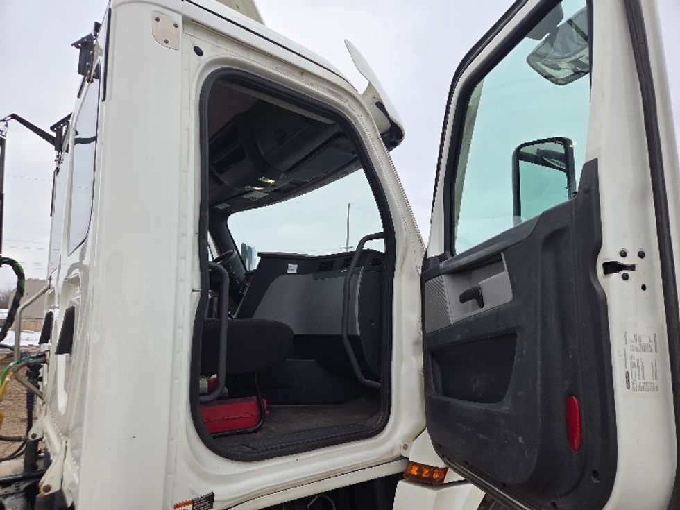 Day Cab Tractor-Heavy Duty Tractors-Freightliner-2020-T12664ST-Lansing-MI-172,419\n\t\tmiles-$ 59,000 - Image 12