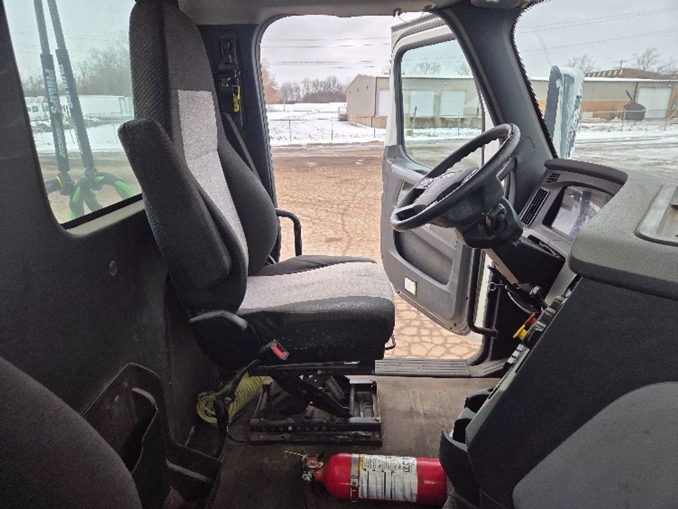 Day Cab Tractor-Heavy Duty Tractors-Freightliner-2020-T12664ST-Lansing-MI-172,419\n\t\tmiles-$ 59,000 - Image 14