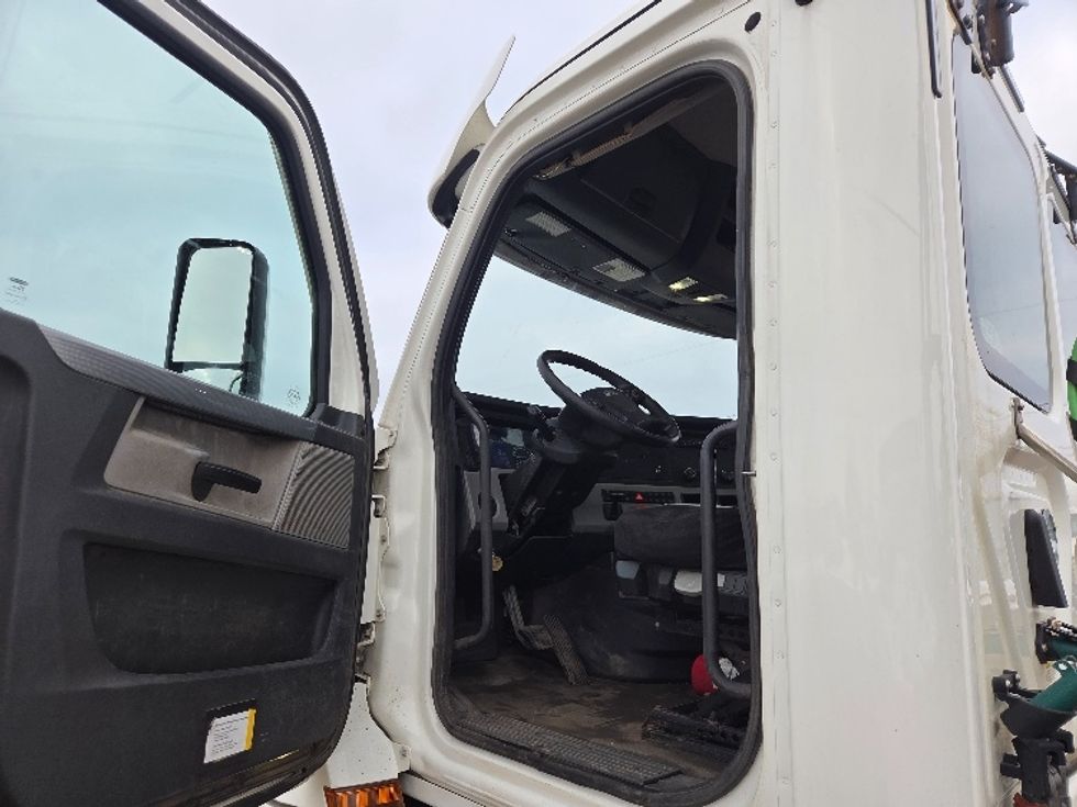 Day Cab Tractor-Heavy Duty Tractors-Freightliner-2020-T12664ST-Lansing-MI-172,419\n\t\tmiles-$ 59,000 - Image 9