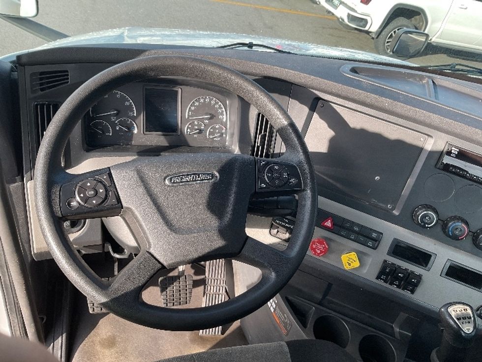 Day Cab Tractor-Heavy Duty Tractors-Freightliner-2020-T12664ST-Lansing-MI-285,239\n\t\tmiles-$ 48,000 - Image 11