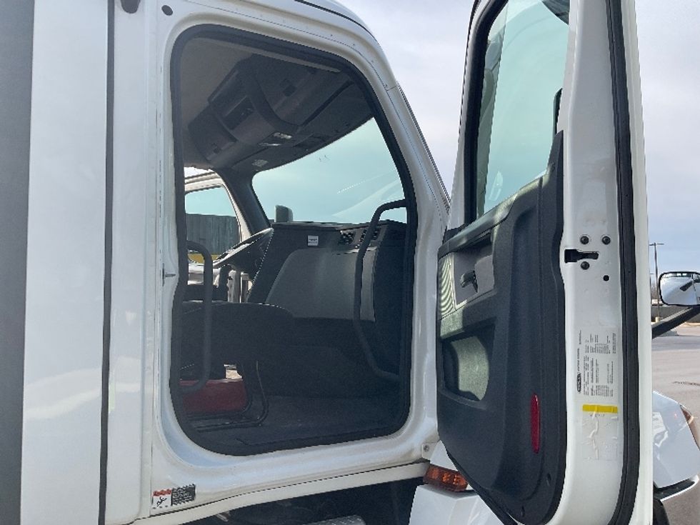 Day Cab Tractor-Heavy Duty Tractors-Freightliner-2020-T12664ST-Lansing-MI-285,239\n\t\tmiles-$ 48,000 - Image 12