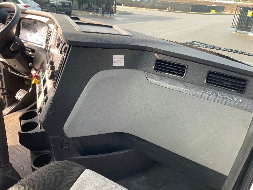 Day Cab Tractor-Heavy Duty Tractors-Freightliner-2020-T12664ST-Lansing-MI-285,239\n\t\tmiles-$ 48,000 - Image 13